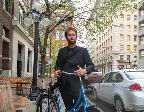 SASHA SEFTER / WINNIPEG FREE PRESS
Anders Swanson of the Winnipeg Trails Association rides his bike on McDermot Avenue in the Exchange District.
190522 - Wednesday, May 22, 2019.