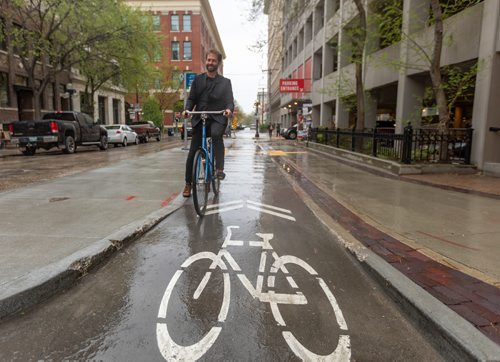 SASHA SEFTER / WINNIPEG FREE PRESS
Anders Swanson of the Winnipeg Trails Association rides his bike on McDermot Avenue in the Exchange District.
190522 - Wednesday, May 22, 2019.