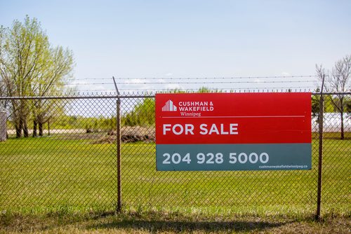 MIKAELA MACKENZIE / WINNIPEG FREE PRESS
Two private lots for sale south of the Perimeter Highway, with forested areas and land bordering on the Seine River, in Winnipeg on Thursday, May 23, 2019. The city is considering buying them to preserve the treed areas and potentially link trails on the Seine River north of the Perimeter. For Ryan Thorpe story.
Winnipeg Free Press 2019.