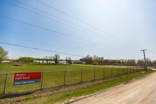 MIKAELA MACKENZIE / WINNIPEG FREE PRESS
Two private lots for sale south of the Perimeter Highway, with forested areas and land bordering on the Seine River, in Winnipeg on Thursday, May 23, 2019. The city is considering buying them to preserve the treed areas and potentially link trails on the Seine River north of the Perimeter. For Ryan Thorpe story.
Winnipeg Free Press 2019.