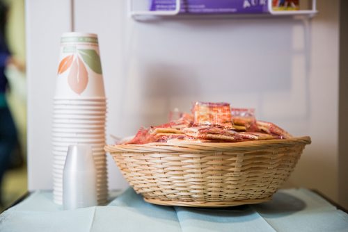 MIKAELA MACKENZIE / WINNIPEG FREE PRESS
Crackers and cups in the abortion post-op room at the Women's Health Clinic on Friday, May 24, 2019.  For Jen Zoratti story.
Winnipeg Free Press 2019.