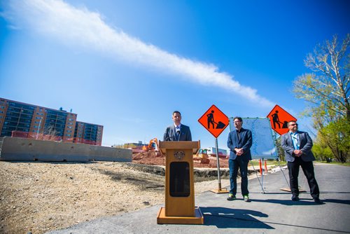 MIKAELA MACKENZIE / WINNIPEG FREE 
Mayor Brian Bowman speaks at a press conference announcing a road construction working group as councillor Matt Allard and director of public works Jim Berezowsky listen in Winnipeg on Monday, May 27, 2019.  For Ryan Thorpe story.
Winnipeg Free Press 2019.