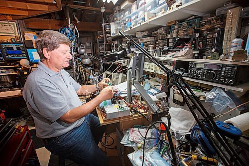 MIKE DEAL / WINNIPEG FREE PRESS
Barry Malowanchuk in his "ham shack" has been a ham radio operator for close to 60 years.
At his worktable, Barry examines an integrated circuit for one of his many projects.
190527 - Monday, May 27, 2019.
