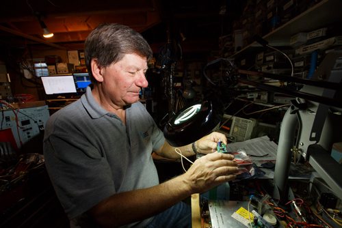 MIKE DEAL / WINNIPEG FREE PRESS
Barry Malowanchuk in his "ham shack" has been a ham radio operator for close to 60 years.
At his worktable, Barry examines an integrated circuit for one of his many projects.
190527 - Monday, May 27, 2019.