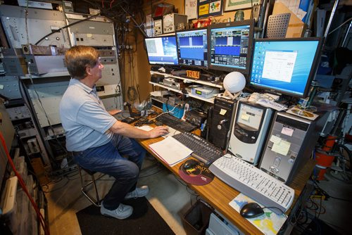 MIKE DEAL / WINNIPEG FREE PRESS
Barry Malowanchuk in his "ham shack" has been a ham radio operator for close to 60 years.
Barry at his control station where all the action occurs.
190527 - Monday, May 27, 2019.