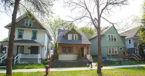 MIKE DEAL / WINNIPEG FREE PRESS
Photographer Aly Lenhardt is the person behind the popular Houses of Wolseley Instagram account. For a couple years, Aly, a professional photog, has devoted an eye-catching Instagram account to unique homes in her neck of the woods.
190527 - Monday, May 27, 2019.
