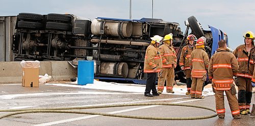 BORIS.MINKEVICH@FREEPRESS.MB.CA BORIS MINKEVICH / WINNIPEG FREE PRESS  090601 A semi from North Dakota lost control and flipped over the centre of perimeter highway at Portage Ave. The truck was going southbound. The driver escaped without injury.