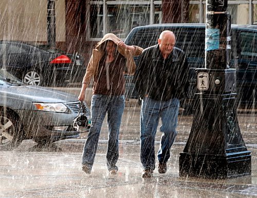 BORIS.MINKEVICH@FREEPRESS.MB.CA BORIS MINKEVICH / WINNIPEG FREE PRESS  090601 Sun showers at Portage and Hargrave.