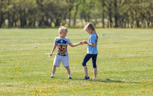 SASHA SEFTER / WINNIPEG FREE PRESS
Ben (5) and his sister Tifani (7) collect dandelions and feathers in Marj Edey Park along the Harte Trail in Charleswood.
190530 - Thursday, May 30, 2019.