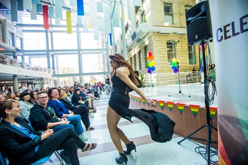 MIKAELA MACKENZIE / WINNIPEG FREE PRESS
Vida Lamour DeCosmo performs at a drag show at the University of Manitoba Brodie Atrium in Winnipeg on Friday, May 31, 2019.   Standup.
Winnipeg Free Press 2019.