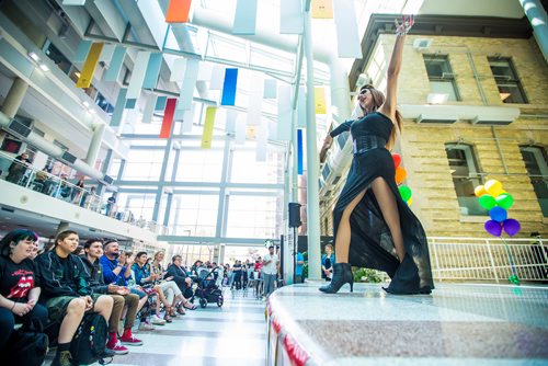 MIKAELA MACKENZIE / WINNIPEG FREE PRESS
Vida Lamour DeCosmo performs at a drag show at the University of Manitoba Brodie Atrium in Winnipeg on Friday, May 31, 2019.   Standup.
Winnipeg Free Press 2019.