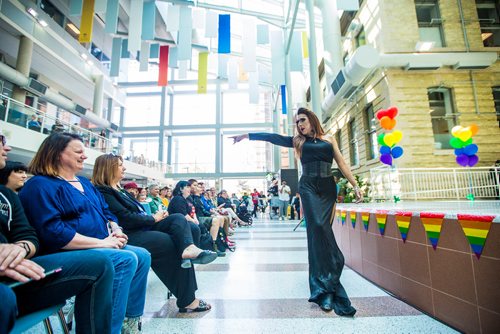 MIKAELA MACKENZIE / WINNIPEG FREE PRESS
Vida Lamour DeCosmo performs at a drag show at the University of Manitoba Brodie Atrium in Winnipeg on Friday, May 31, 2019.   Standup.
Winnipeg Free Press 2019.