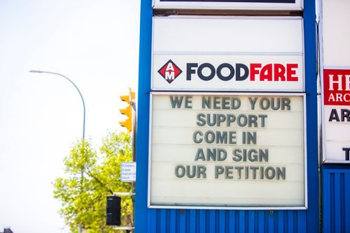 MIKAELA MACKENZIE / WINNIPEG FREE PRESS
Food Fare promotes its petition to change the provincial act on store opening hours in Winnipeg on Friday, May 31, 2019.   
Winnipeg Free Press 2019.