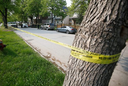 JOHN WOODS / WINNIPEG FREE PRESS
Police investigate on the 800 block of Winnipeg Ave Sunday, June 2, 2019. Around the corner at Arlington and Notre Dame they were also called to an assault which has now become a homicide.

Reporter: ?