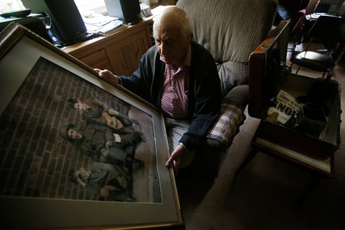 JOHN WOODS / WINNIPEG FREE PRESS
Len Van Roon, D-Day veteran, is photographed in his Charleswood home Wednesday, May 29, 2019 as he looks at a photo of himself and some local boys taken a couple of days before the battle. 

Reporter: Kevin Rollason