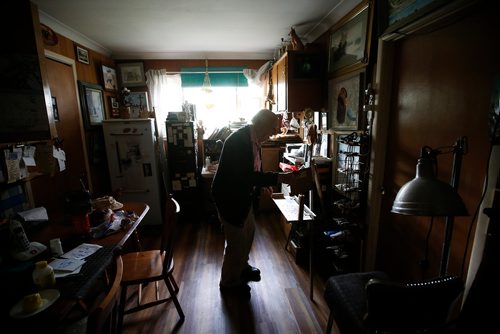 JOHN WOODS / WINNIPEG FREE PRESS
Len Van Roon, D-Day veteran, is photographed as he sets up his easel in his Charleswood home Wednesday, May 29, 2019. 

Reporter: Kevin Rollason