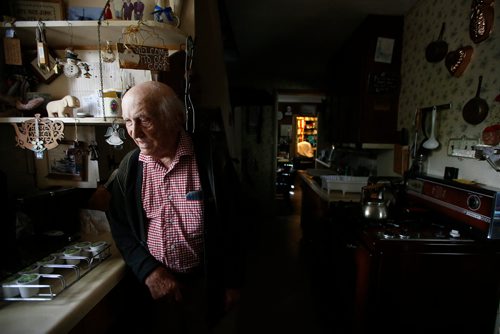 JOHN WOODS / WINNIPEG FREE PRESS
Len Van Roon, D-Day veteran, is photographed in his Charleswood home Wednesday, May 29, 2019. 

Reporter: Kevin Rollason