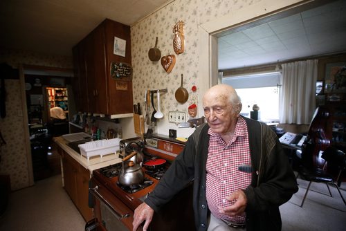 JOHN WOODS / WINNIPEG FREE PRESS
Len Van Roon, D-Day veteran, is photographed in his Charleswood home Wednesday, May 29, 2019. 

Reporter: Kevin Rollason