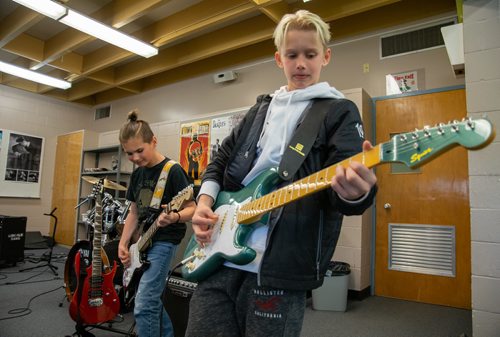 Canstar Community News Lincoln Middle School's Rock Band program has been teaching budding musicians to play in a band for the last 12 years. (EVA WASNEY/CANSTAR COMMUNITY NEWS/METRO)