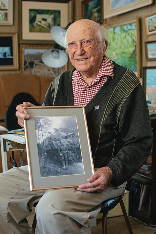 Canstar Community News Charleswood Second World War veteran Len Van Roon believes it's his duty to help others  to remember. (EVA WASNEY/CANSTAR COMMUNITY NEWS/METRO)