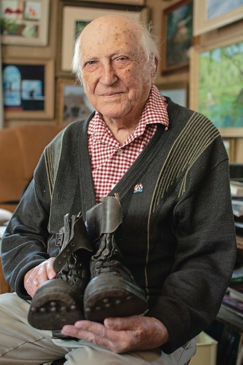 Canstar Community News Charleswood Second World War veteran Len Van Roon believes it's his duty to help others  to remember. (EVA WASNEY/CANSTAR COMMUNITY NEWS/METRO)