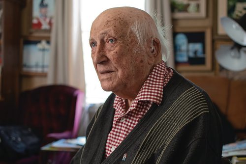 Canstar Community News Charleswood Second World War veteran Len Van Roon believes it's his duty to help others  to remember. (EVA WASNEY/CANSTAR COMMUNITY NEWS/METRO)