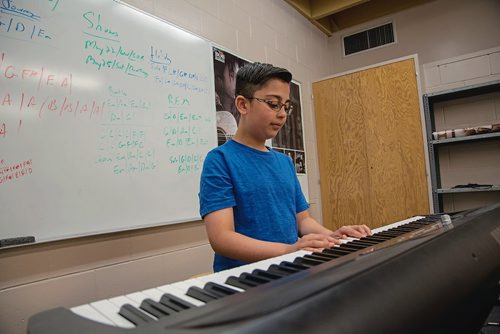 Canstar Community News Lincoln Middle School's Rock Band program has been teaching budding musicians to play in a band for the last 12 years. (EVA WASNEY/CANSTAR COMMUNITY NEWS/METRO)