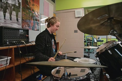 Canstar Community News Lincoln Middle School's Rock Band program has been teaching budding musicians to play in a band for the last 12 years. (EVA WASNEY/CANSTAR COMMUNITY NEWS/METRO)