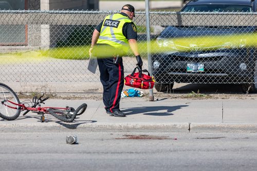 SASHA SEFTER / WINNIPEG FREE PRESS
The scene of a fatal accident involving a truck and a cyclist on Higgins Avenue between Princess and King Streets.
190604 - Tuesday, June 04, 2019.