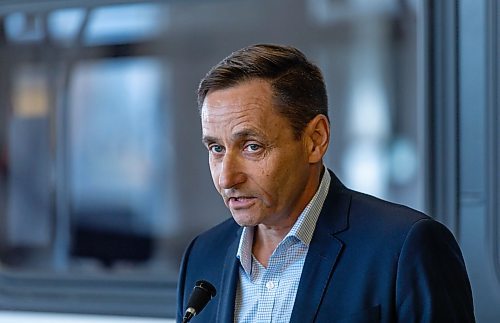 SASHA SEFTER / WINNIPEG FREE PRESS
Manager of Operations for Winnipeg Transit Randy Tonnellier speaks to the media during a press conference to showcase newly-installed bus operator safety shields at the Winnipeg Transit Brandon Garage.
190606 - Thursday, June 06, 2019.