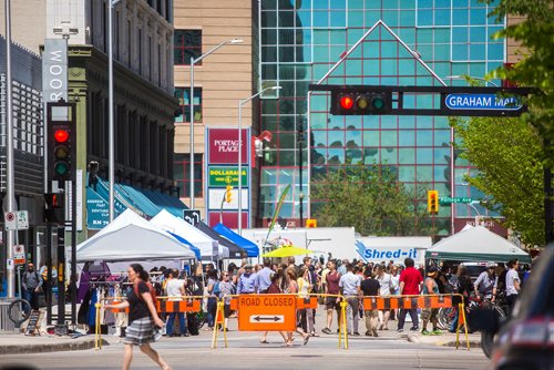 MIKAELA MACKENZIE / WINNIPEG FREE PRESS
The first farmer's market of the year on Edmonton Street in downtown Winnipeg on Thursday, June 6, 2019. Standup.  
Winnipeg Free Press 2019.