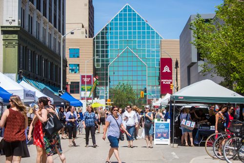 MIKAELA MACKENZIE / WINNIPEG FREE PRESS
The first farmer's market of the year on Edmonton Street in downtown Winnipeg on Thursday, June 6, 2019. Standup.  
Winnipeg Free Press 2019.