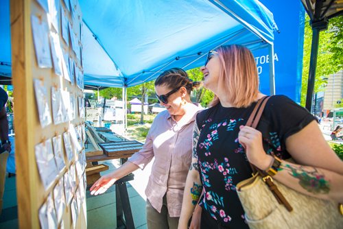 MIKAELA MACKENZIE / WINNIPEG FREE PRESS
Tali Sitschkar (left) and Jessica Valentine browse through jewelry at the first farmer's market of the year on Edmonton Street in downtown Winnipeg on Thursday, June 6, 2019. Standup.  
Winnipeg Free Press 2019.