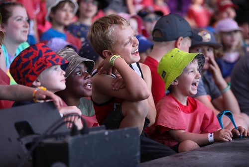 RUTH BONNEVILLE /  WINNIPEG FREE PRESS 

Standup - Kidsfest 

Kids giggle while watching the comedy show for kids on the festival park stage during the 37th annual Kidsfest at the Forks Thursday.  Event runs from June 6 to 9th. 

Standup photo 

June 6th, 2019
