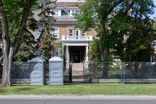 SASHA SEFTER / WINNIPEG FREE PRESS
Workers begin to teardown the remnants of a film set from the property of 514 Wellington Crescent in preparation for the owners plans to level the property.
190607 - Friday, June 07, 2019.
