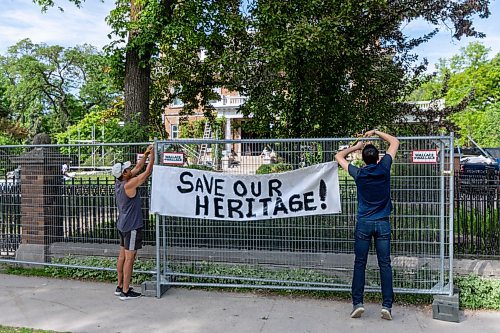 SASHA SEFTER / WINNIPEG FREE PRESS
Community members surround the property during a rally held by the community to protest the demolition of 514 Wellington Crescent.
190607 - Friday, June 07, 2019.