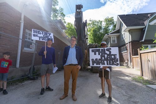 SASHA SEFTER / WINNIPEG FREE PRESS
Leader of the Manitoba Liberal Party Dougald Lamont stands with protesters during a rally held by the community to protest the demolition of 514 Wellington Crescent.
190607 - Friday, June 07, 2019.