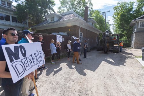 SASHA SEFTER / WINNIPEG FREE PRESS
Community members surround the property during a rally held by the community to protest the demolition of 514 Wellington Crescent.
190607 - Friday, June 07, 2019.