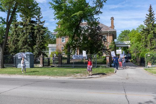 SASHA SEFTER / WINNIPEG FREE PRESS
Community members surround the property during a rally held by the community to protest the demolition of 514 Wellington Crescent.
190607 - Friday, June 07, 2019.