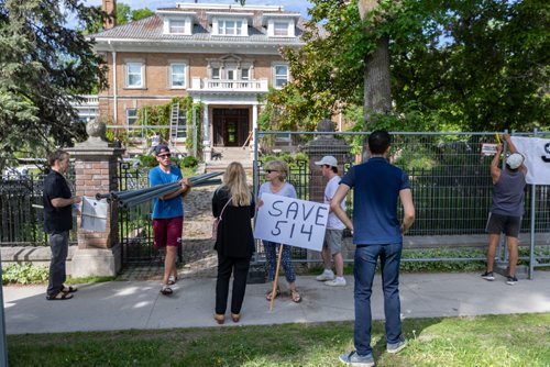 SASHA SEFTER / WINNIPEG FREE PRESS
Community members surround the property during a rally held by the community to protest the demolition of 514 Wellington Crescent.
190607 - Friday, June 07, 2019.