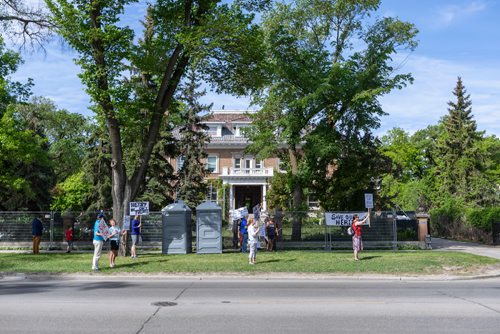 SASHA SEFTER / WINNIPEG FREE PRESS
Community members surround the property during a rally held by the community to protest the demolition of 514 Wellington Crescent.
190607 - Friday, June 07, 2019.