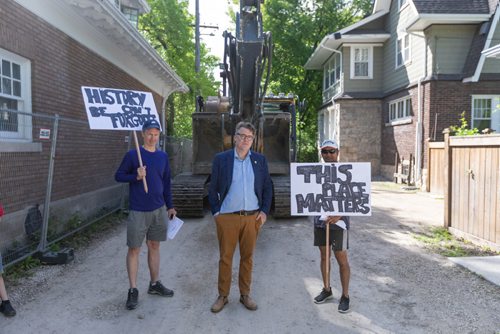 SASHA SEFTER / WINNIPEG FREE PRESS
Leader of the Manitoba Liberal Party Dougald Lamont stands with protesters during a rally held by the community to protest the demolition of 514 Wellington Crescent.
190607 - Friday, June 07, 2019.