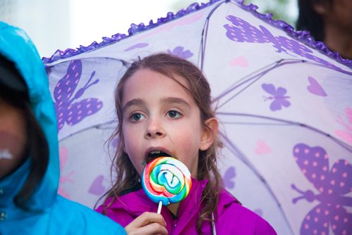 MIKAELA MACKENZIE / WINNIPEG FREE PRESS
Charlotte Hill, nine, eats a lollipop (a candy that existed during the time of the strike) at the Rise Up 100: Songs for the Next Century Concert at Old Market Square in Winnipeg on Saturday, June 8, 2019. For Nadya story.  
Winnipeg Free Press 2019.