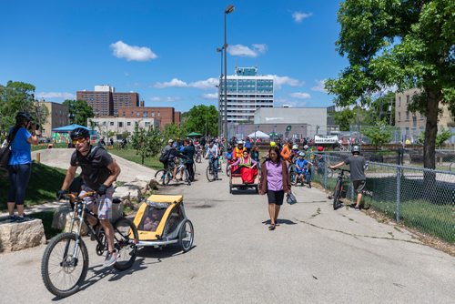SASHA SEFTER / WINNIPEG FREE PRESS
Cyclists of all ages pedal together during the West Broadway-Wolseley Family Bike/Wheel Jam held at the Broadway Neighbourhood Centre.
190609 - Sunday, June 09, 2019.