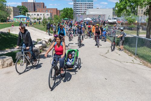SASHA SEFTER / WINNIPEG FREE PRESS
Cyclists of all ages pedal together during the West Broadway-Wolseley Family Bike/Wheel Jam held at the Broadway Neighbourhood Centre.
190609 - Sunday, June 09, 2019.