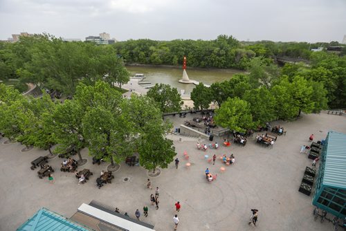 SASHA SEFTER / WINNIPEG FREE PRESS
Crowds gather to enjoy a warm evening on The Forks new patio.
190607 - Friday, June 07, 2019.