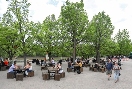 SASHA SEFTER / WINNIPEG FREE PRESS
Crowds gather to enjoy a warm evening on The Forks new patio.
190607 - Friday, June 07, 2019.