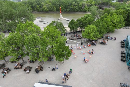 SASHA SEFTER / WINNIPEG FREE PRESS
Crowds gather to enjoy a warm evening on The Forks new patio.
190607 - Friday, June 07, 2019.