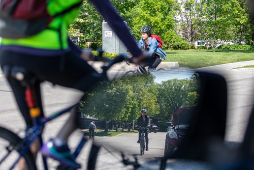 SASHA SEFTER / WINNIPEG FREE PRESS
Cyclists and motorists share close quarters on Granite Way in-between Osborne and Balmoral streets.
190610 - Monday, June 10, 2019.