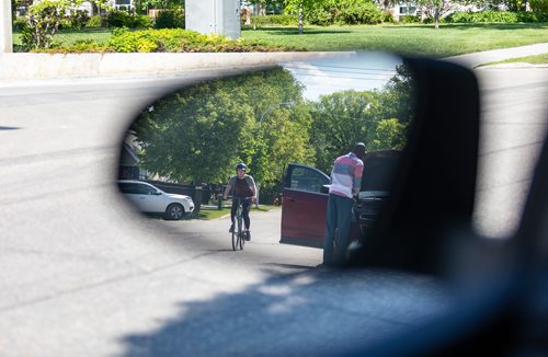 SASHA SEFTER / WINNIPEG FREE PRESS
Cyclists and motorists share close quarters on Granite Way in-between Osborne and Balmoral streets.
190610 - Monday, June 10, 2019.